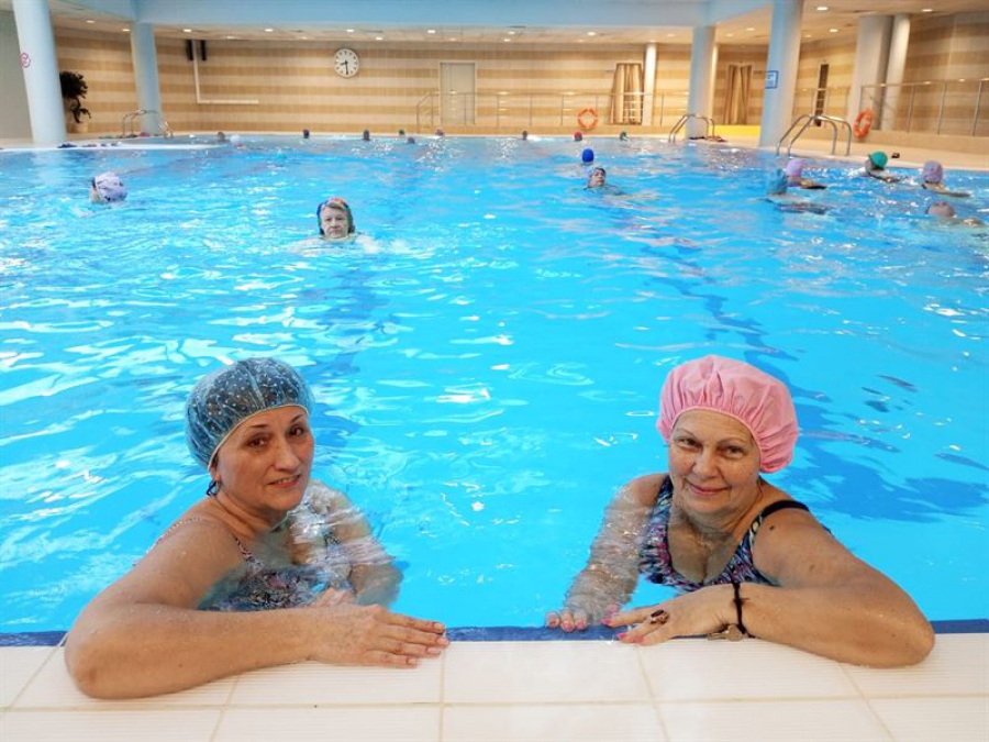 Плавание в бассейне для участников клуба 