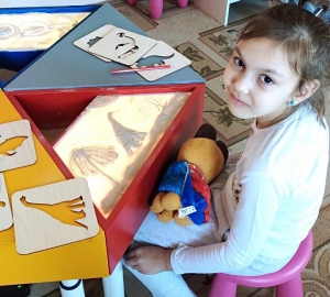 Песочная терапия с использованием светового стола и трафаретов для рисования в коррекционной работе с детьми с ограниченными возможностями здоровья