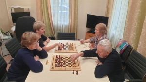 Коломенские участники губернаторского проекта «Активное долголетие» наращивают «мыслительные мускулы», играя в шахматы.