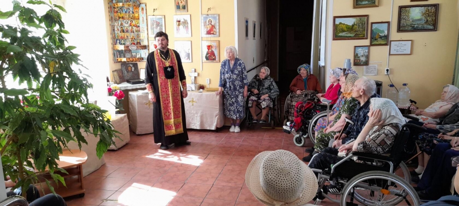 Социальное богослужение в доме-интернате для престарелых и инвалидов.